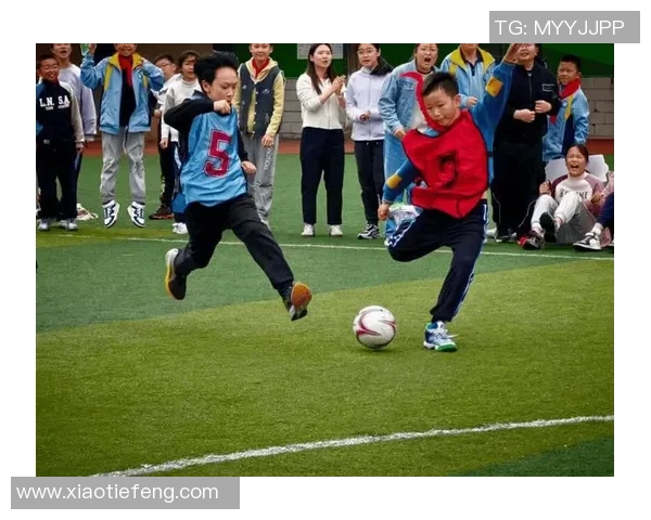 老师为学生们购置足球激发运动热情与团队合作精神